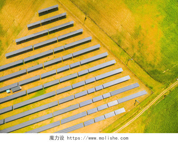 对太阳能电厂在农业景观的鸟瞰图